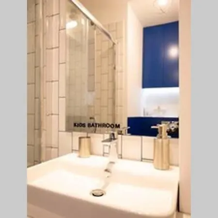 Blue Sky Center Apartment